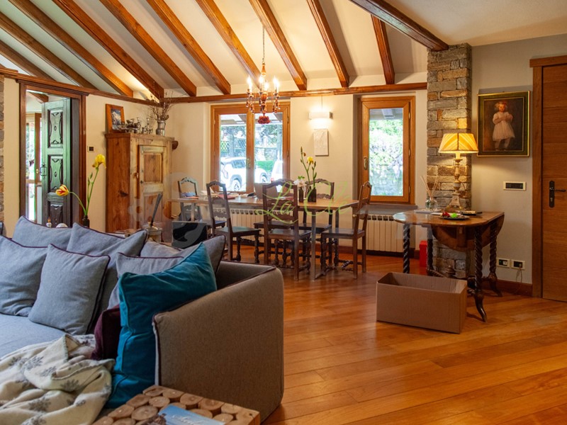 Casa Indipendente in Affitto a Courmayeur, zona Villair Inferiore, 400 m², con Box