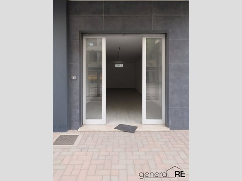 Negozio in Affitto a Pescara, 900€, 67 m²