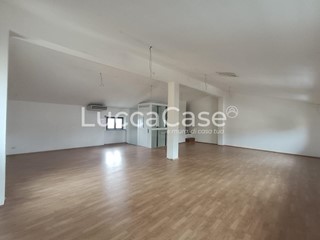 Immobile commerciale in Affitto a Lucca, zona Nave, 2'500€, 300 m²