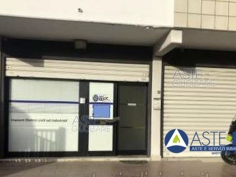 Negozio in Vendita a Latina, 78'628€, 142 m²