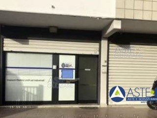 Negozio in Vendita a Latina, 78'628€, 142 m²