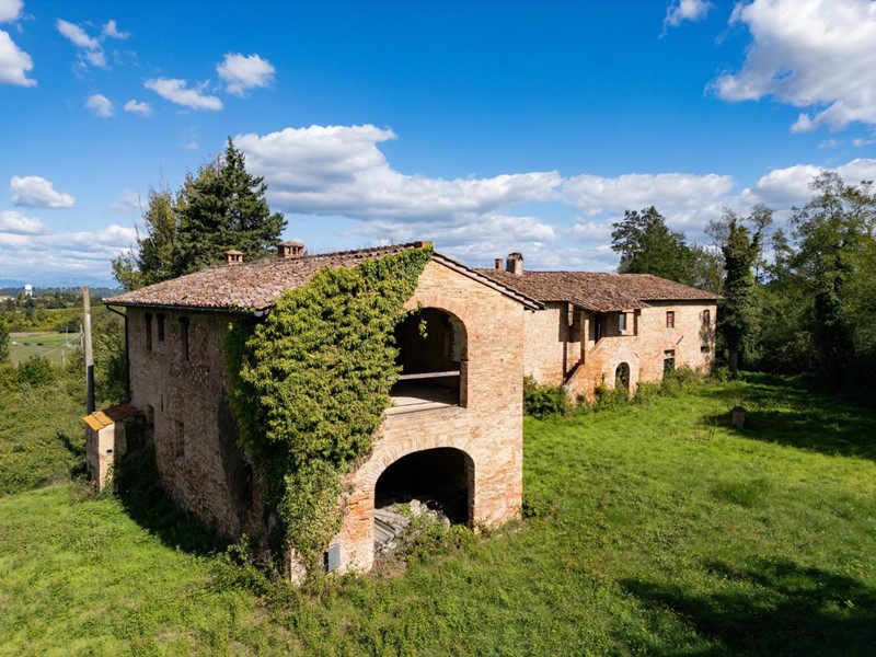 Casale in Vendita a Pontedera, zona Montecastello, 235'000€, 229 m²