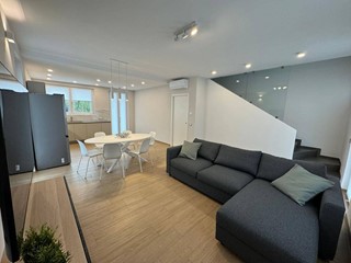 Villa bifamiliare in Affitto a Carrara, zona Marina di Carrara, 1'600€, 110 m², arredato