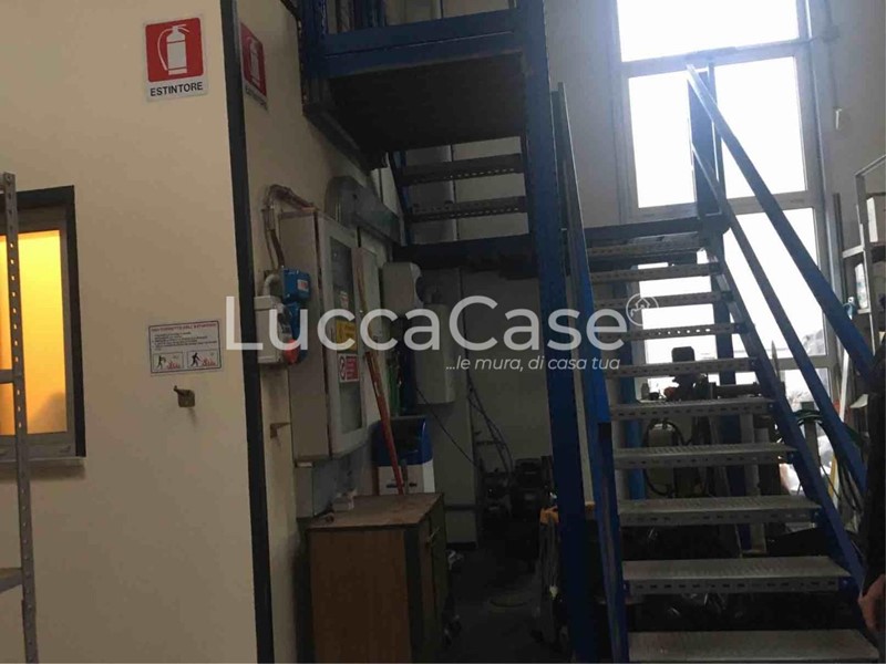 Capannone in Affitto a Capannori, zona Carraia, 2'900€, 364 m²