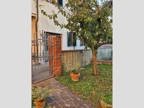 Casa Indipendente in Vendita a Pontedera, zona Pardossi, 195'000€, 120 m², con Box