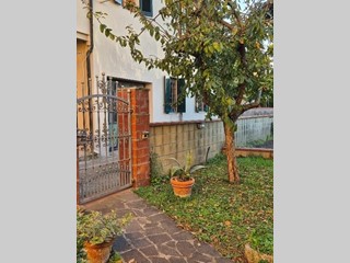 Casa Indipendente in Vendita a Pontedera, zona Pardossi, 195'000€, 120 m², con Box