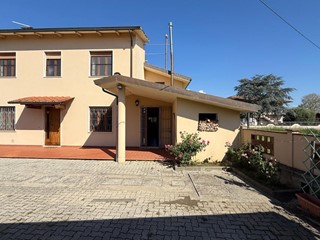 Casa Indipendente in Vendita a Altopascio, zona Ponte Ai Pini, 195'000€, 214 m², arredato, con Box