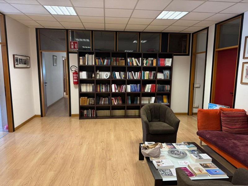 Ufficio in Affitto a Siena, 900€, 80 m²
