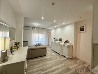 Trilocale in Vendita a Carrara, zona Avenza, 180'000€, 80 m²