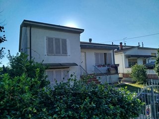 Villa in Vendita a Cascina, zona San Lorenzo Alle Corti, 470'000€, 180 m², con Box