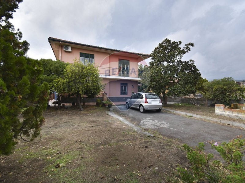 Villa in Vendita a Belpasso, 200'000€, 170 m²
