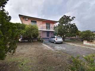 Villa in Vendita a Belpasso, 200'000€, 170 m²