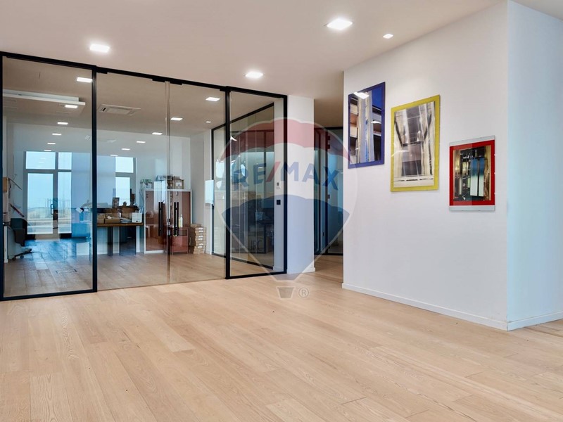 Immobile commerciale in Vendita a Ancona, 1'100'000€, 550 m²