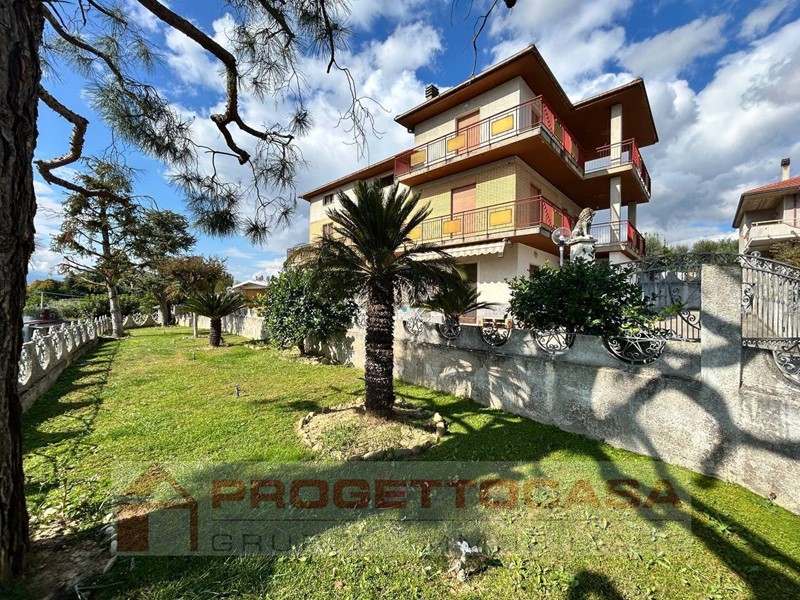 Casa Indipendente in Vendita a Monteprandone, 360'000€, 409 m²