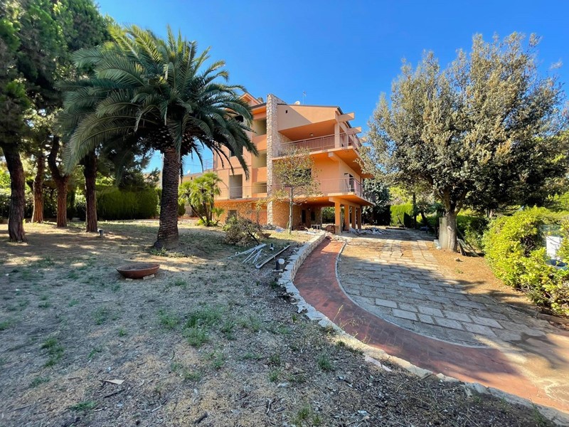 Villa in Vendita a San Benedetto del Tronto, 350'000€, 588 m²