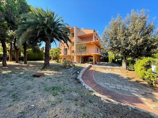 Villa in Vendita a San Benedetto del Tronto, 350'000€, 588 m²