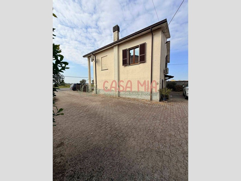 Casa Indipendente in Vendita a Calendasco, 270'000€, 326 m²