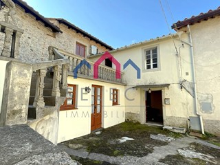 Casa Semi Indipendente in Vendita a Pescaglia, 60'000€, 162 m²
