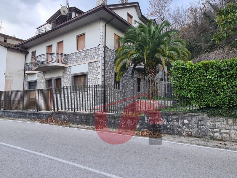 Villa in Vendita a Cautano, 199'000€, 430 m²