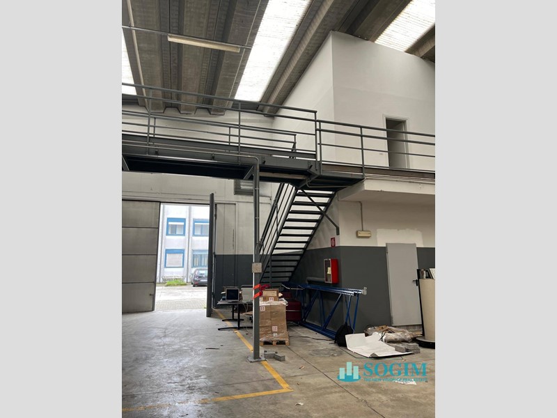 Capannone in Affitto a Vimodrone, 3'200€, 400 m²