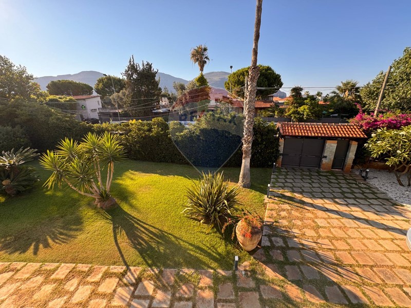 Casa Semi Indipendente in Affitto a Palermo, 1'500€, 120 m²