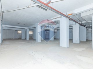 Immobile commerciale in Vendita a Caltagirone, 190'000€, 813 m²