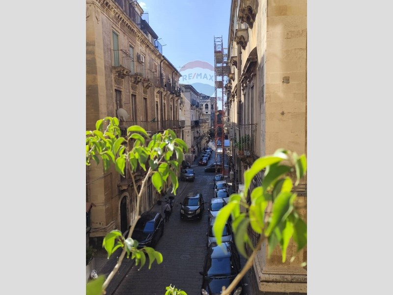 Appartamento in Vendita a Catania, 243'000&euro;, 212 m²