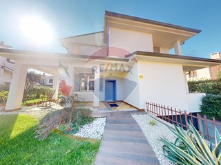 Villa in Vendita a Caponago, 830'000€, 259 m²