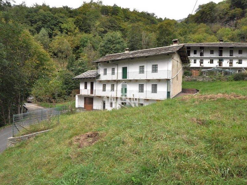 Casa Indipendente in Vendita a Sparone, 47'000€, 132 m²