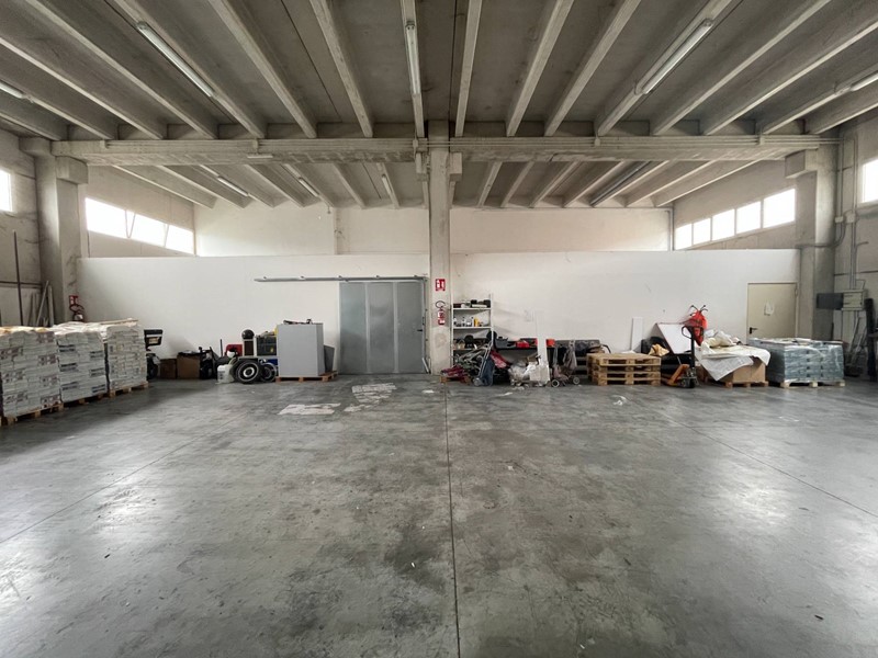 Capannone in Vendita a San Giovanni Teatino, 320'000€, 764 m²