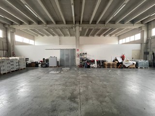 Capannone in Vendita a San Giovanni Teatino, 320'000€, 764 m²