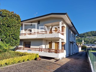 Villa in Vendita a Tarcento, 460'000€, 464 m²