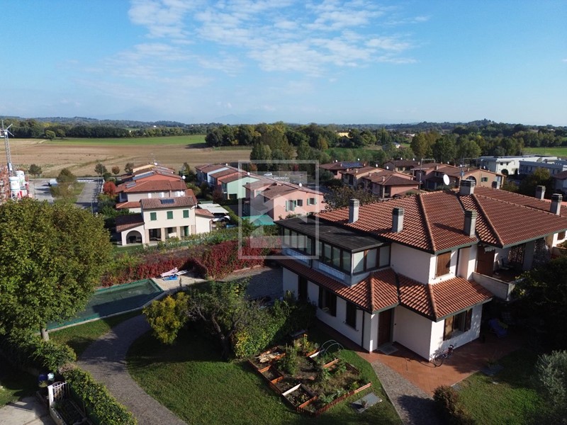 Casa Semi Indipendente in Vendita a Volta Mantovana, 499'000&euro;, 291 m²