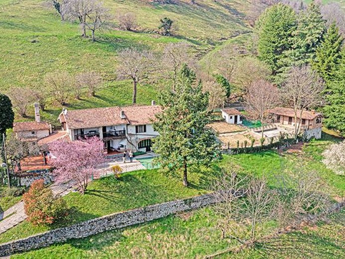Rustico in Vendita a Vigolo, 450'000€, 550 m²