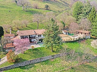 Rustico in Vendita a Vigolo, 450'000€, 550 m²