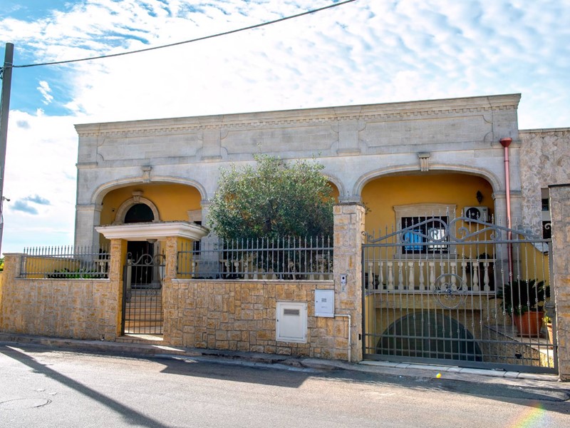 Villa in Vendita a Sava, 390'000€, 400 m²