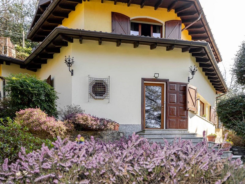 Villa in Vendita a Montegrino Valtravaglia, 585'000€, 250 m²