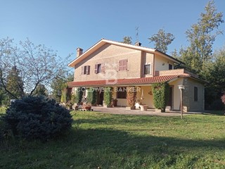 Villa in Vendita a Bassano Romano, 260'000€, 170 m²