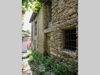 Casale in Vendita a Carlazzo, 13'000€, 64 m²