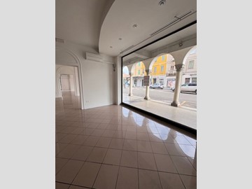 Negozio in Affitto a Adria, 1'200&euro;, 140 m²
