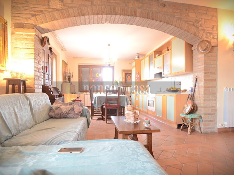 Appartamento in Affitto a Deruta, 650€, 90 m², arredato