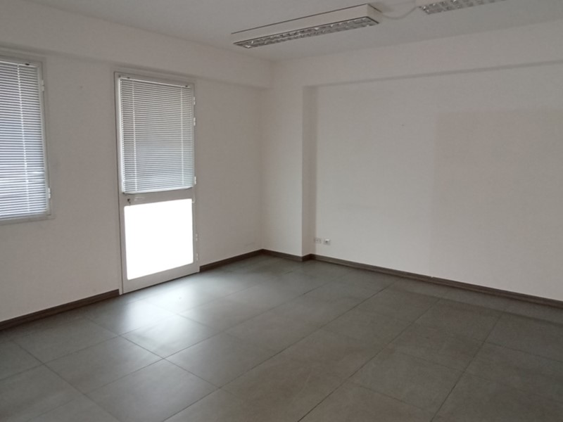 Ufficio in Affitto a Ragusa, 1'900€, 280 m², con Box