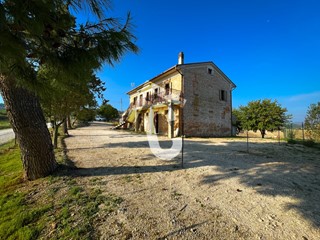 Casa Indipendente in Vendita a Montecarotto, zona Montecarotto, 259'000€, 471 m²