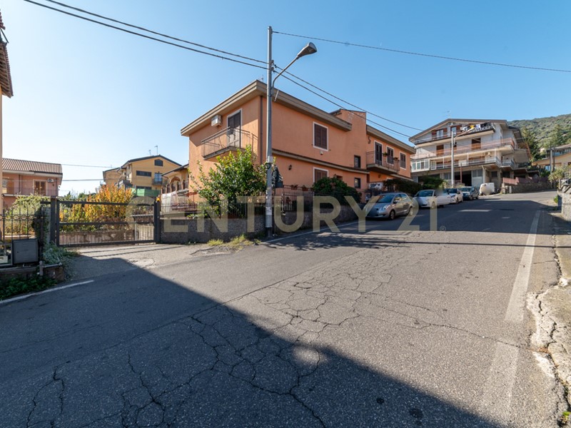 Casa Indipendente in Vendita a Zafferana Etnea, 179'000&euro;, 190 m², con Box