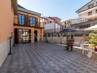 Casa Indipendente in Vendita a Zafferana Etnea, 179'000&euro;, 190 m², con Box