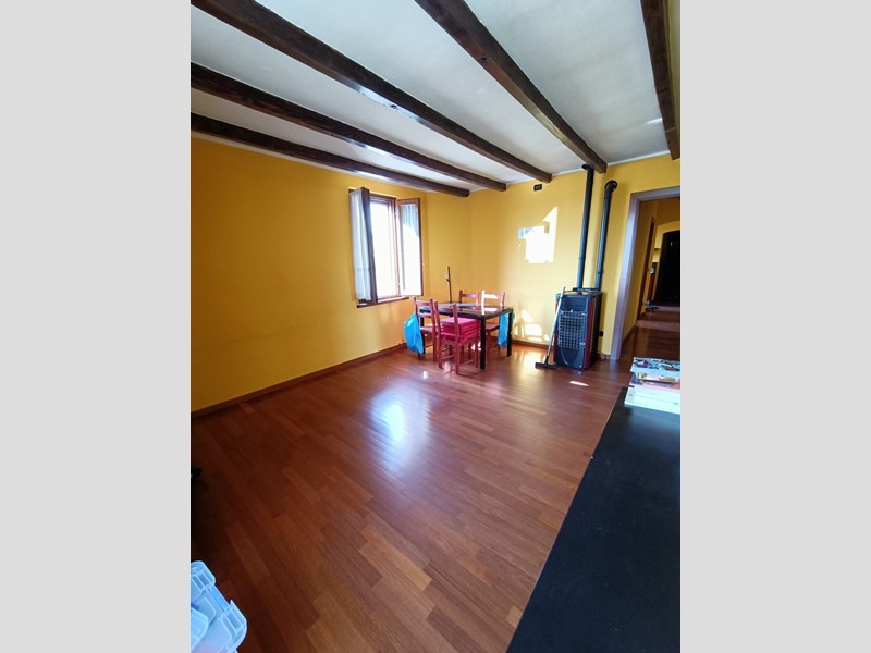 Trilocale in Vendita a Castel San Giovanni, 85'000€, 80 m², con Box