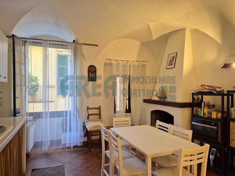 Trilocale in Vendita a Imperia, zona Porto Maurizio, 125'000€, 100 m², arredato