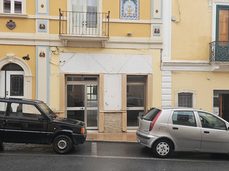 Immobile commerciale in Affitto a San Lucido, zona centro, 1'600&euro;, 350 m²