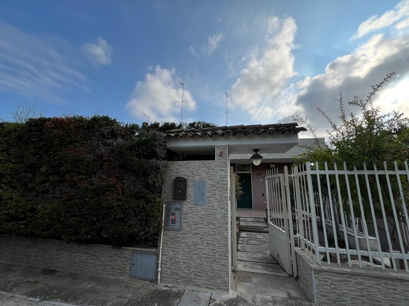 Villa in Vendita a Valenzano, 270'000€, 130 m², con Box