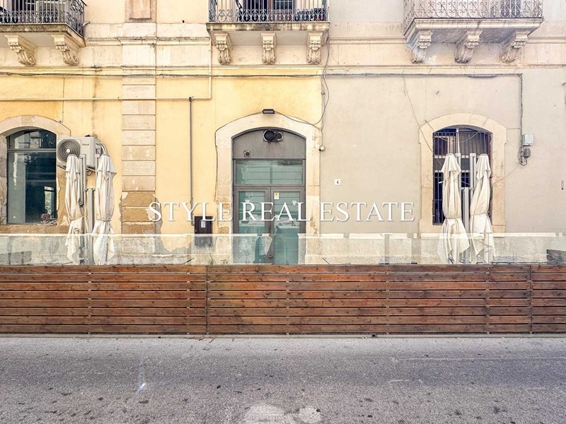 Attività commerciale in Vendita a Siracusa, zona Via Malta, 25, 77'000&euro;, 163 m², arredato
